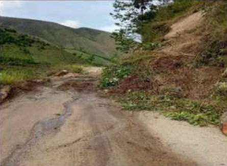 COENPeru's tweet image. #Pasco | Hoy, a consecuencia de las #LluviasIntensas, se registró un deslizamiento que ocasionó daños en la infraestructura de transporte, en el sector Huaylamayo, distrito de Huancabamba, provincia de Oxapampa. El municipio distrital realiza la #EDAN y coordina la limpieza de la