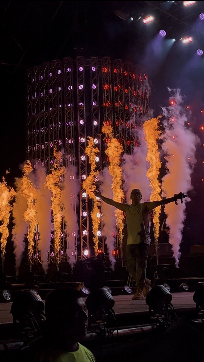 Chica con Kalashnikov tweet media