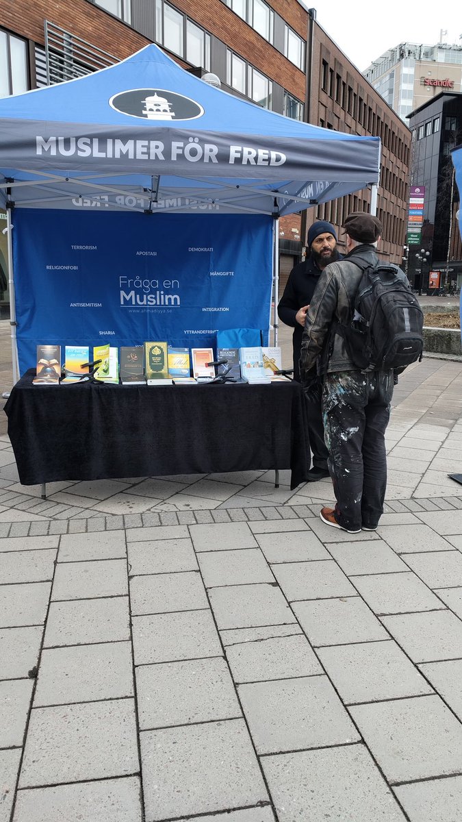 AfzalRizwanA's tweet photo. Idag var jag i Umeå med kampanjen Fråga en muslim 🌟

Vi fick många frågor – allt från situationen i Mellanöstern till debatten om islam i svensk politik. 

Ställ dina frågor direkt nedan och få svar på det du undrar över!

#FrågaEnMuslim #MuslimerFörFred #Islam #Ahmadiyya https://t.co/jCz6ijcLeD