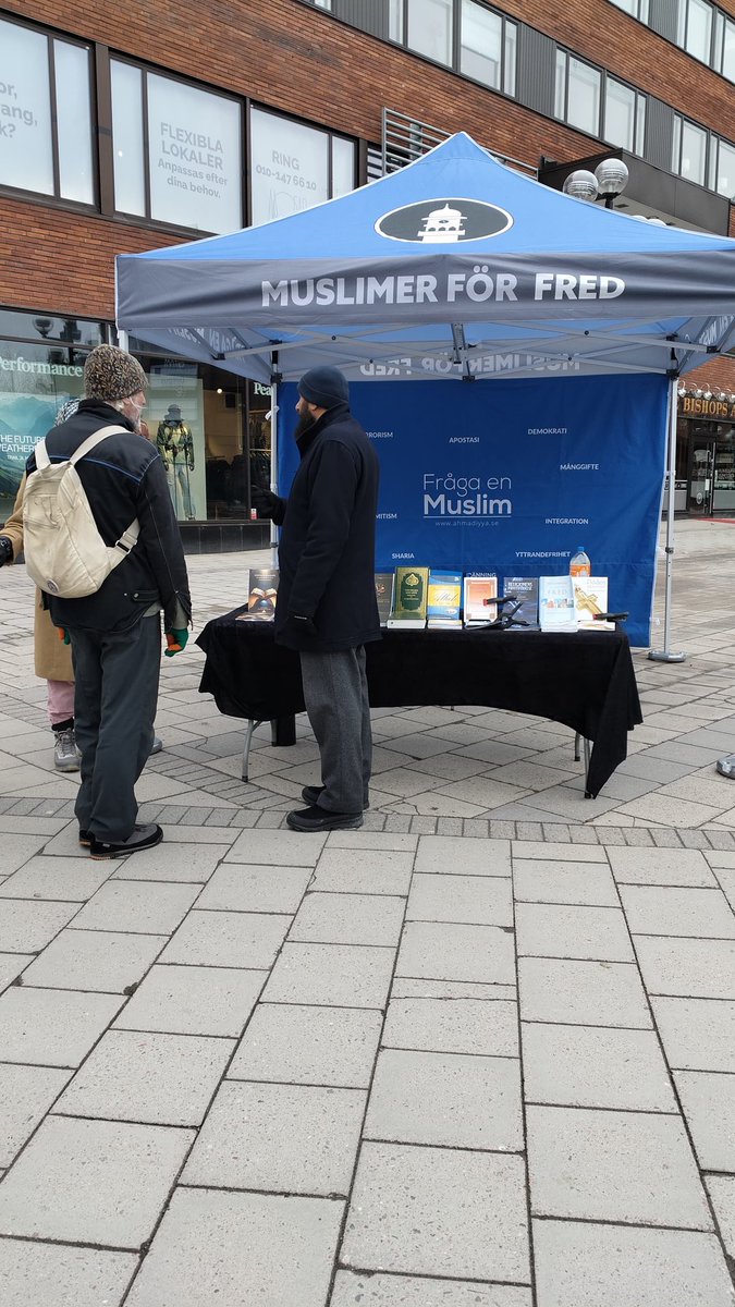 AfzalRizwanA's tweet photo. Idag var jag i Umeå med kampanjen Fråga en muslim 🌟

Vi fick många frågor – allt från situationen i Mellanöstern till debatten om islam i svensk politik. 

Ställ dina frågor direkt nedan och få svar på det du undrar över!

#FrågaEnMuslim #MuslimerFörFred #Islam #Ahmadiyya https://t.co/jCz6ijcLeD