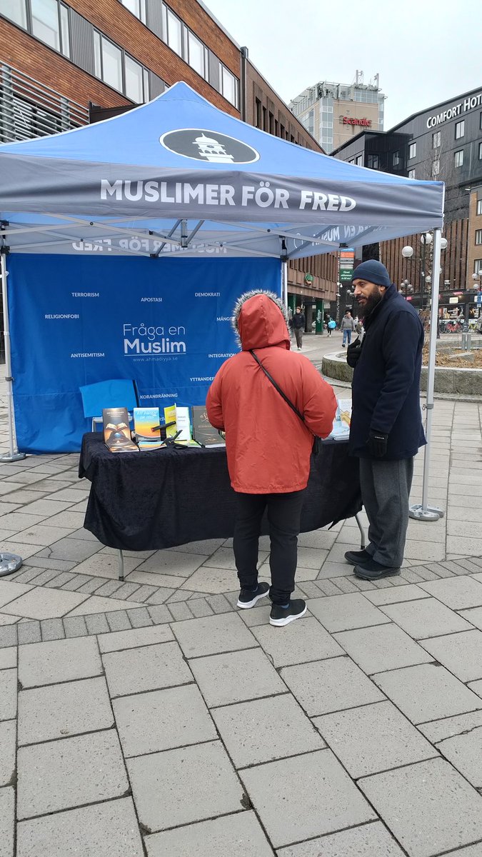 AfzalRizwanA's tweet photo. Idag var jag i Umeå med kampanjen Fråga en muslim 🌟

Vi fick många frågor – allt från situationen i Mellanöstern till debatten om islam i svensk politik. 

Ställ dina frågor direkt nedan och få svar på det du undrar över!

#FrågaEnMuslim #MuslimerFörFred #Islam #Ahmadiyya https://t.co/jCz6ijcLeD