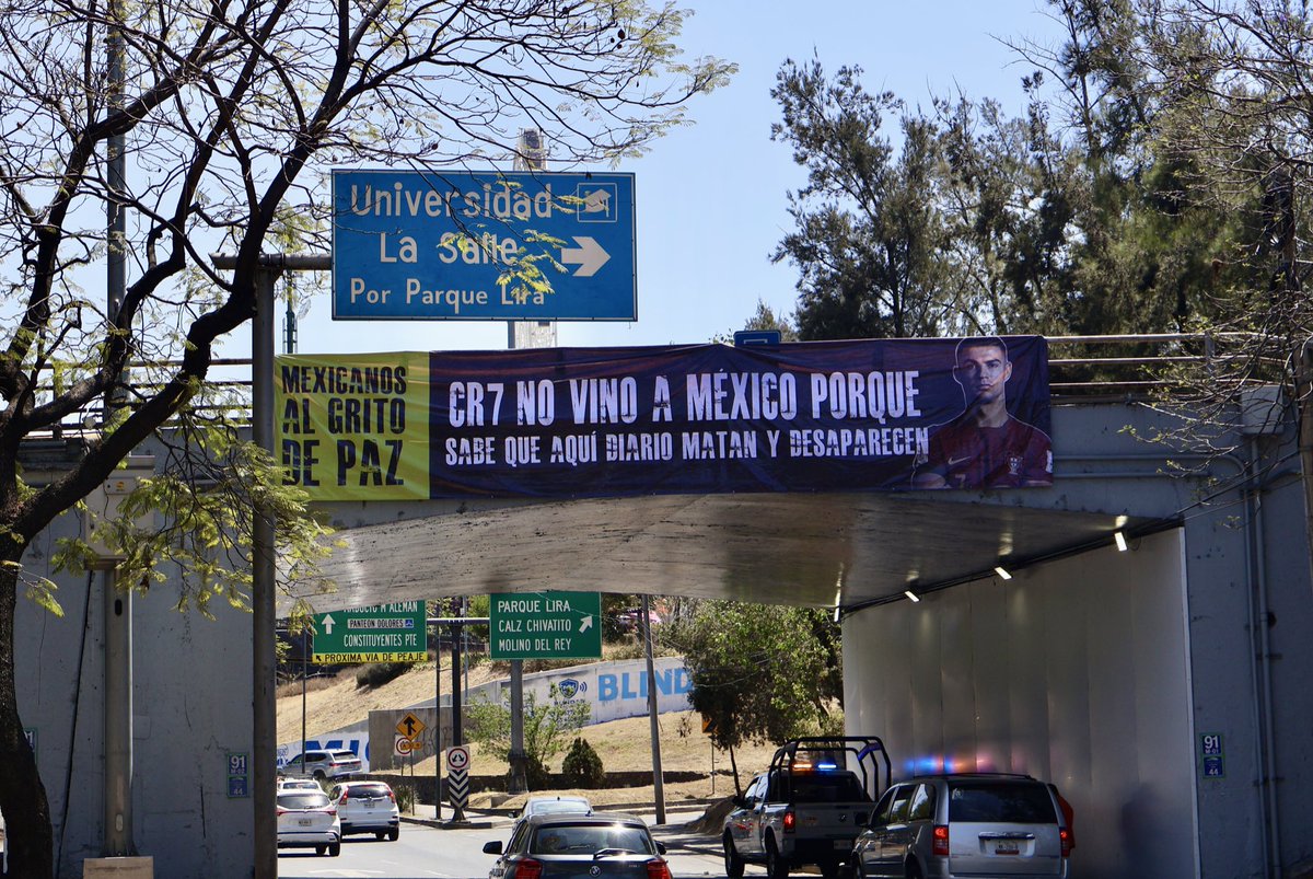 #ULTIMAHORA
Previo a la inauguración del Estadio Azteca (Banorte) para el partido México-Portugal aparecen mantas que dan cuenta de la verdadera situación que vive México.
<a href="/mexicanosgritan/">MEXICANOS AL GRITO DE PAZ</a>