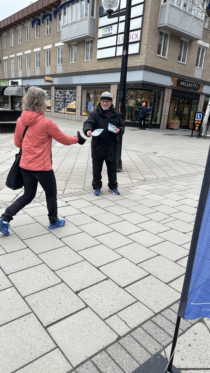 Ahmadiyya_Lulea's tweet photo. Idag var jag i Umeå med kampanjen Fråga en muslim. Många kom fram med frågor om islam – från situationen i Mellanöstern till debatten om islam i svensk politik.

Vi är tacksamma till alla som kom och ställde sina frågor till oss.
#FrågaEnMuslim #MuslimerFörFred #Islam #Ahmadiyya https://t.co/dGw0Yf0cAL