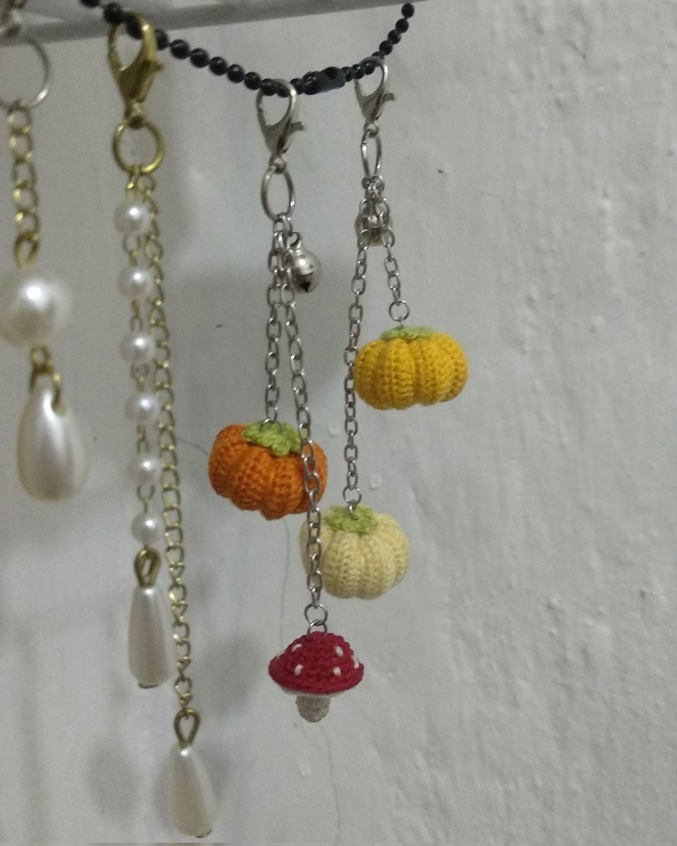 Jadi aku bikin ini (yang rajutan) buat gantungan di hp, aku pakai benang jahit, kira kira kasih apalagi ya yang se-vibe biar kelihatan rame berjuntai-juntai gitu, jujur kreativitas-ku buat rangkai² masih kureng bgt 😭 sarannya dong tambahin apa, dan taruh bagian mana?