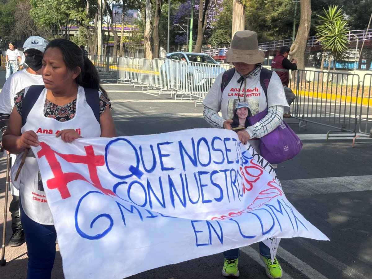 #Entérate 
#MadresBuscadoras caminan sobre calzada de Tlalpan a la altura de la estación del #TrenLigero #ElVergel rumbo al #EstadioAzteca. | Imagen de <a href="/JCWilliams54/">J.C. Williams 🐶</a>