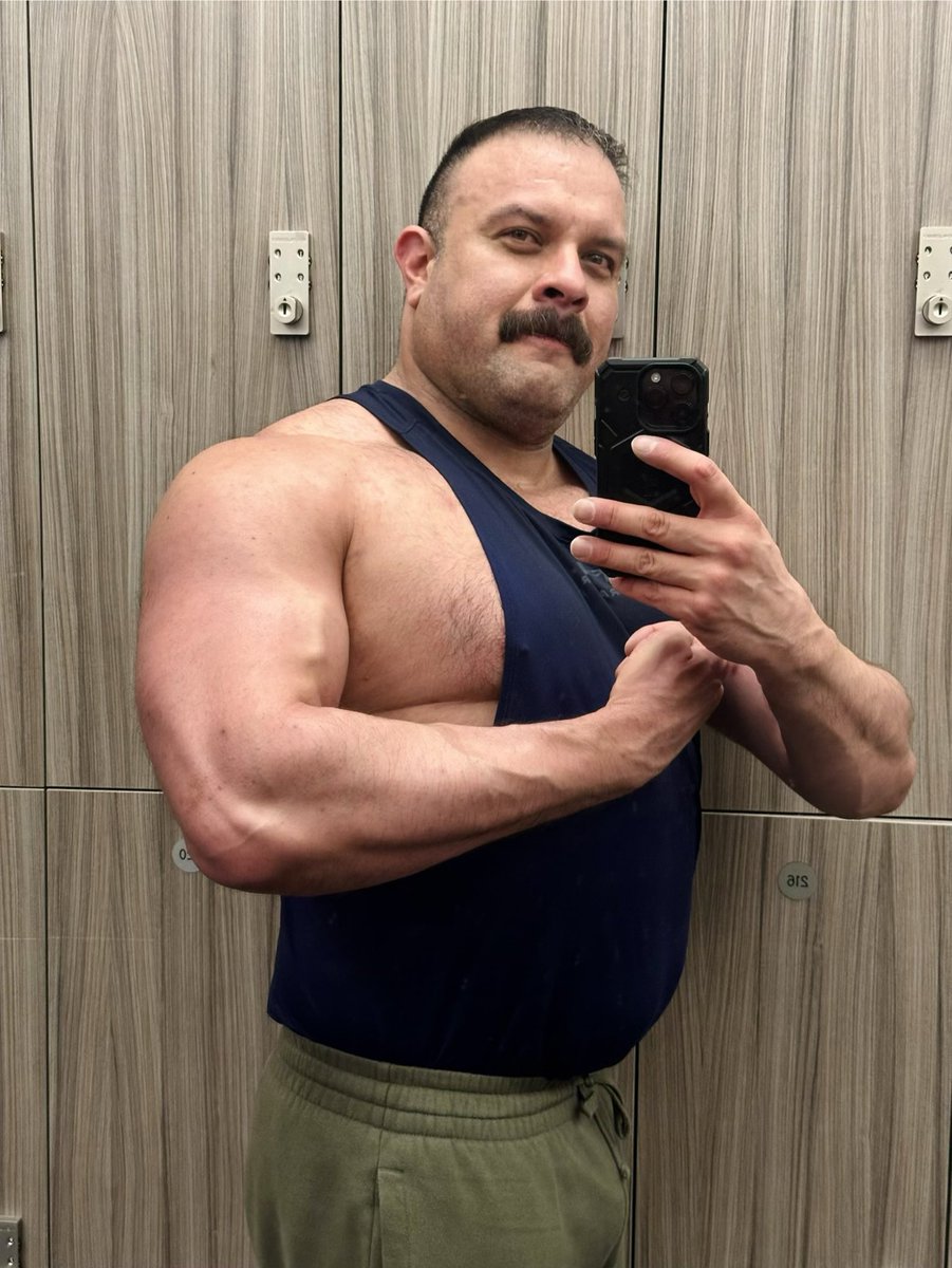 beefyucmusclesf's tweet photo. Imagine having to lick under these arms and clean this dick after my sweaty workouts regularly. 🐽🧀👅🐷 https://t.co/ApJvIM8Pdl