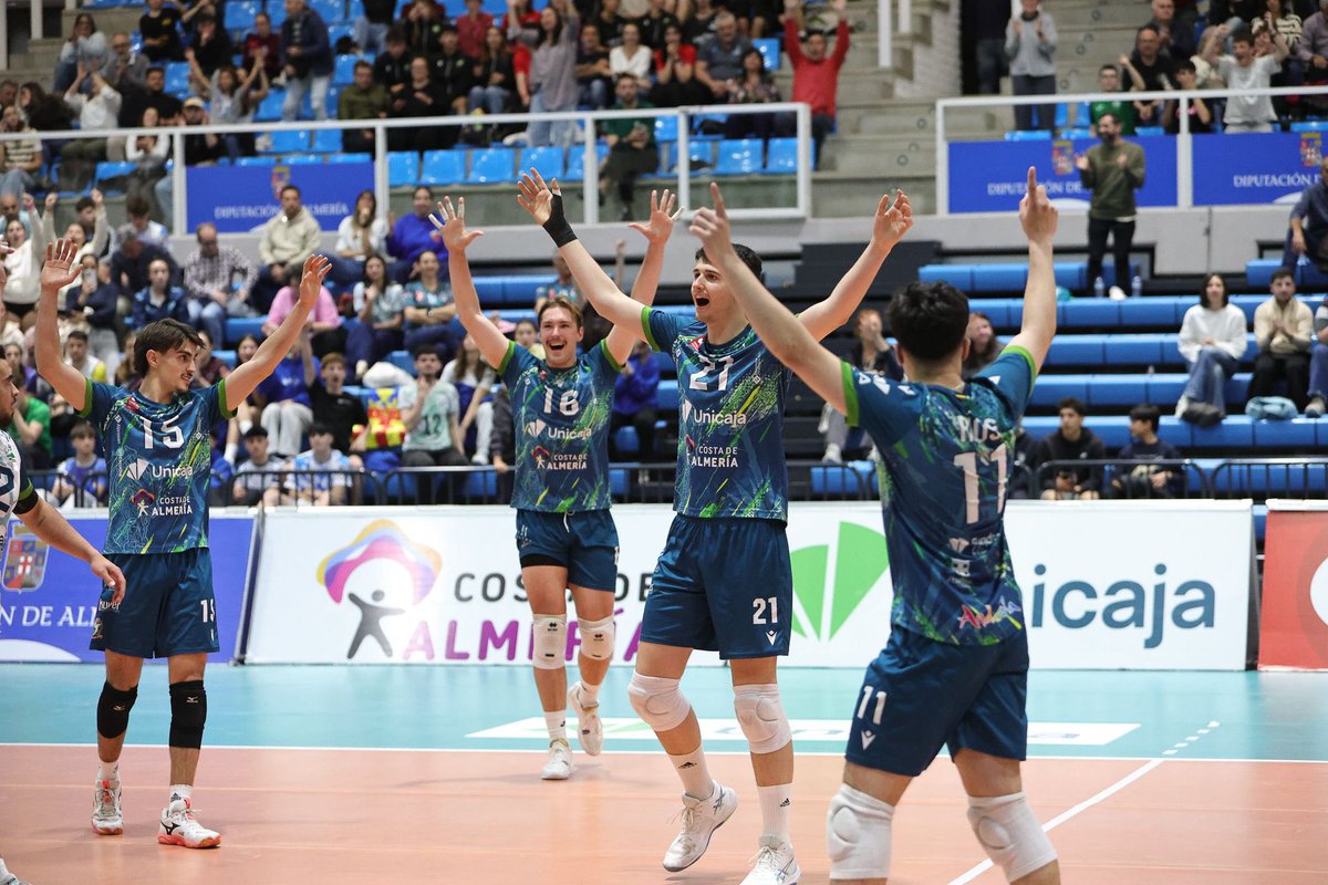 cvalmeria's tweet photo. 📰 𝐂𝐑𝐎́𝐍𝐈𝐂𝐀 | Cuando se construye una ‘puerta grande’ en la octava plaza

📲 https://t.co/V6hwy5refU

📸 @franciscazorlaf 

💚 #VamosVerdes!
🏐 #SomosVoleibol

#Unicaja #Almeria #Almería https://t.co/dm8aQm1t5R