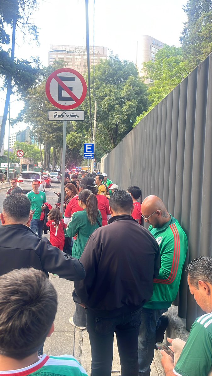 Anamend987's tweet photo. @SeGobCDMX no hay transporte del #AuditorioNacional hacia el #EstadioAzteca #EstadioBanorte se supone habría cada 5min y nada. La fila está enorme https://t.co/rHEv24oEro