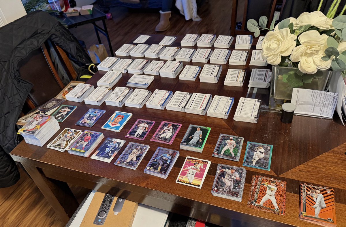 javvybing27's tweet photo. My Saturday so far, organizing all my 2025 Update Series cards to then put them in a binder.
It’s a tedious job, but somebody has to do it.
#thehobby
#ToppsUpdateSeries
@CardPurchaser https://t.co/ewuIawGxxo