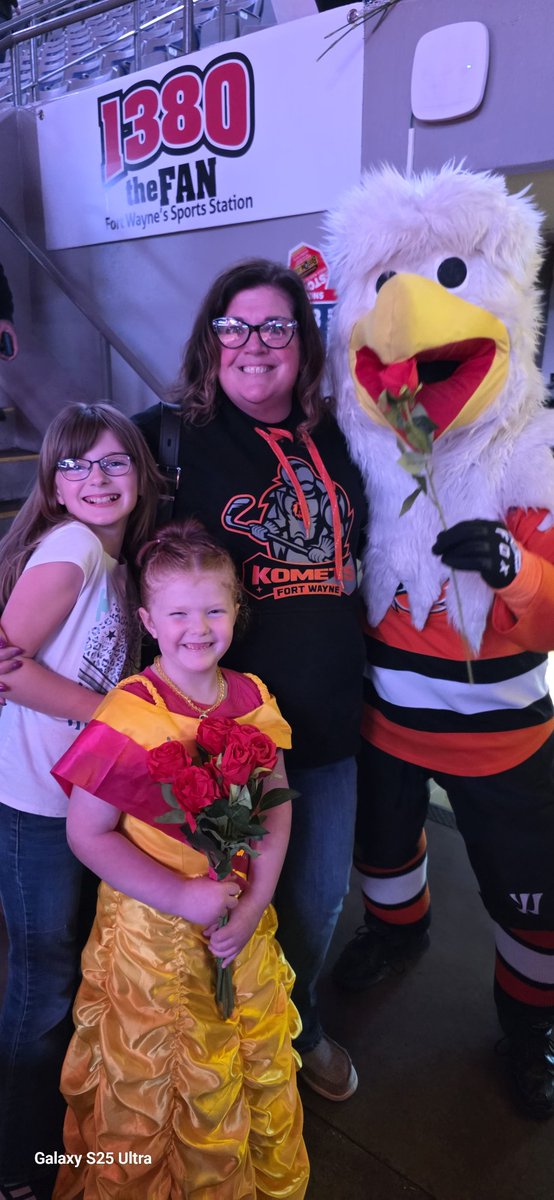 JCO1983's tweet photo. Let's go komets!
#LetsGoKomets
@FWKomets
#PrincessNight https://t.co/xJgEOCZ6vx