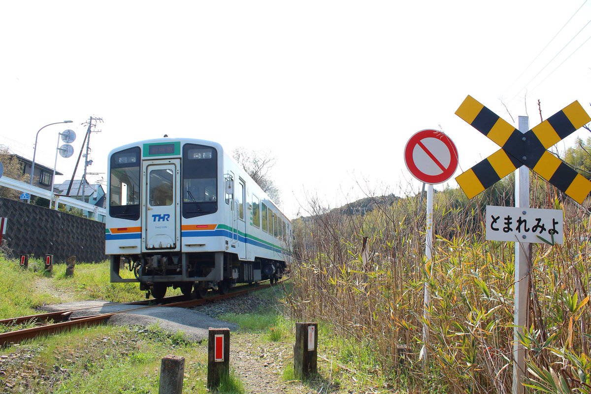 今月末で廃止される天浜線にある第四種踏切。
事故防止という観点での踏切廃止。
やむを得ないことですが、痛ましい事故が起きてからでは遅いですからね。
ここまで、地域のためにご苦労様！と労いたいです。

☆2026年3月28日
☆天竜浜名湖鉄道・知波田〜大森間
☆静岡県湖西市