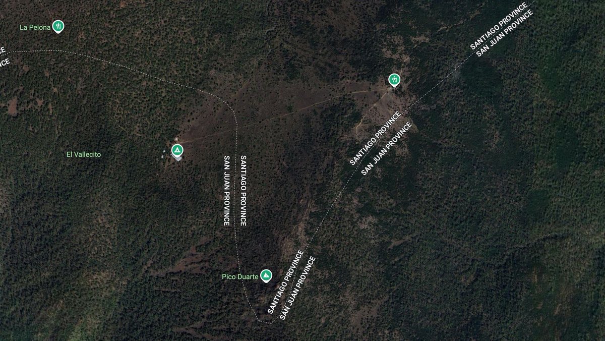 trabucazord's tweet photo. El pico Duarte se encuentra ubicado entre Santiago y San Juan de la Maguana. Es evidente que quien hizo la división prefería que el pico Duarte quedara del lado de Santiago. https://t.co/XmBo0AGQ0N