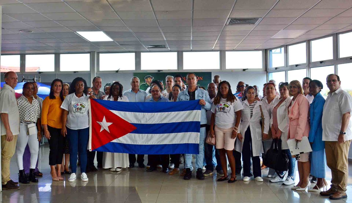 🇨🇺| Cuba recibe con orgullo a la Brigada Médica que regresa de Jamaica, hombres y mujeres que encarnan dignidad, humanismo y solidaridad. 

Ante presiones externas, Cuba reafirma su compromiso de ayudar sin condicionamientos políticos, económicos ni sociales.

#CubaPorLaSalud
