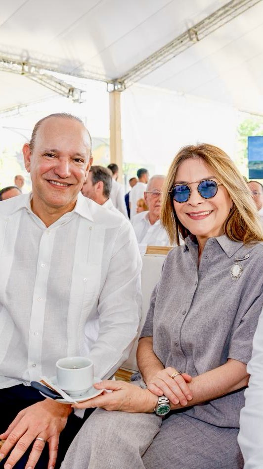 ulisesrodg's tweet photo. Un abrazo de afecto a mi buena amiga @CarolinaMejiaG, alcaldesa del Distrito Nacional, por su cumpleaños.

¡Muchas bendiciones! https://t.co/o1nkjNnt03