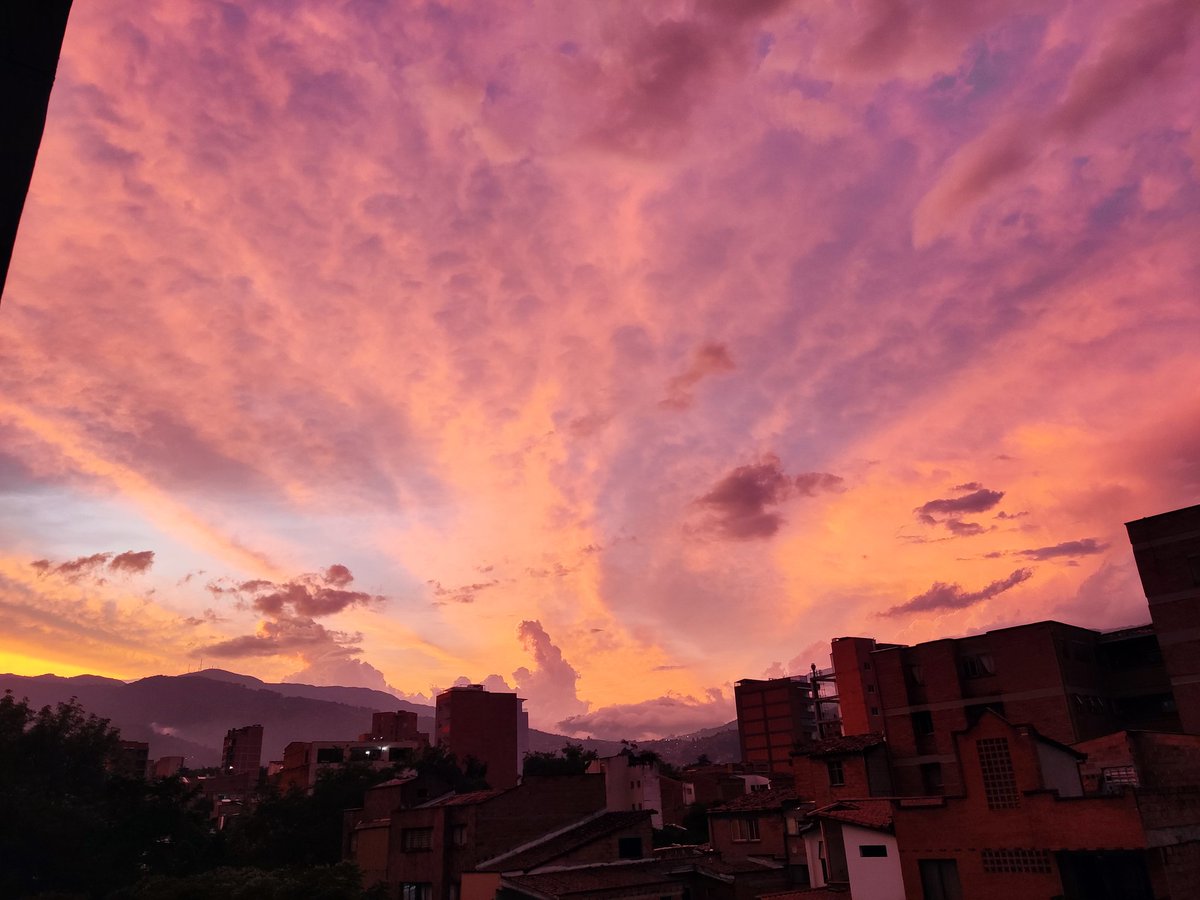 MigueQF's tweet image. El atardecer hoy (sin filtro), luego del calor infernal y un aguacero 🎨✨