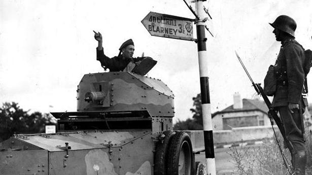 IndexSabot's tweet photo. Irish Army Rolls Royce Armoured Car commander talking to a soldier during maneuvers in Cork https://t.co/HTImCHvdEL