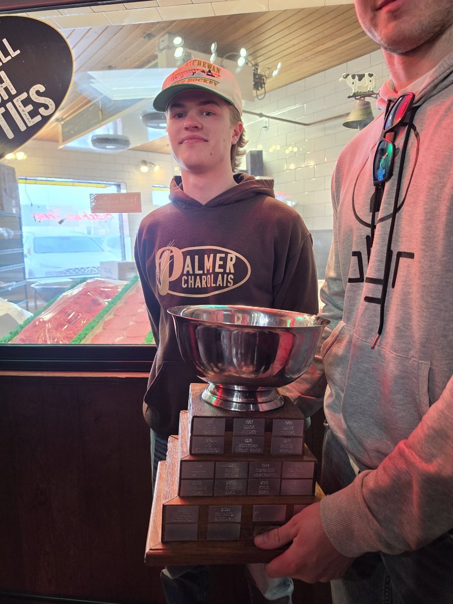 19ershockeyclub's tweet photo. Trophy made er to @fuddruckers https://t.co/HAd4PZ2fFc