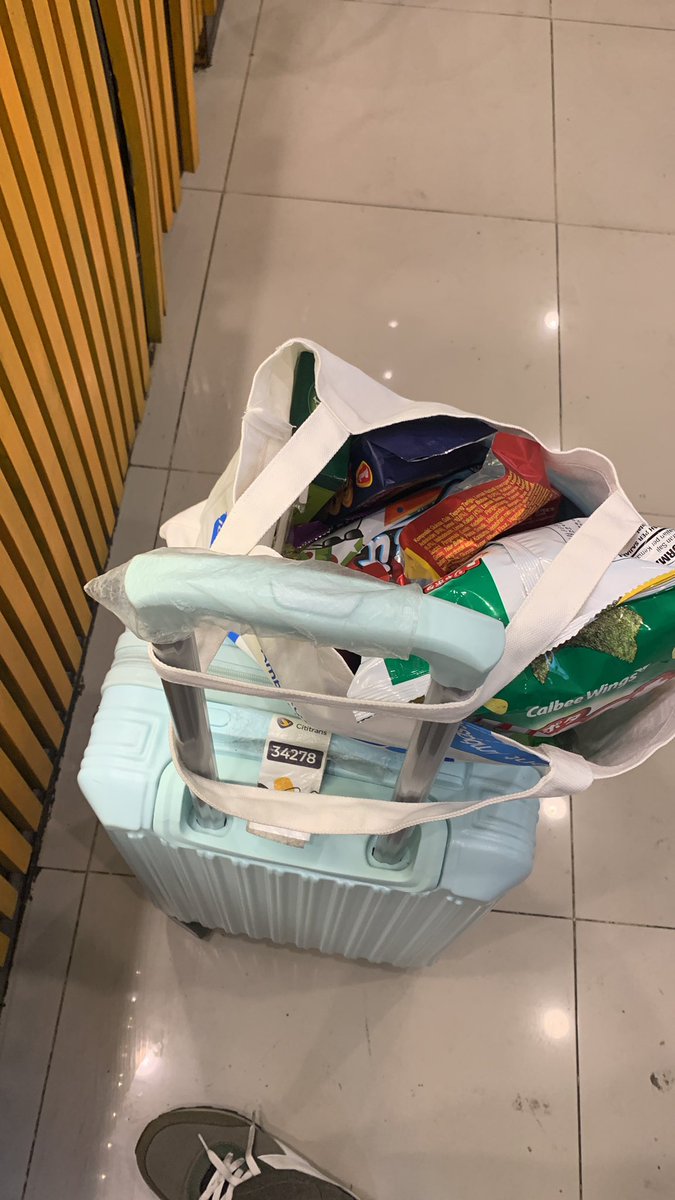 fr4npdf's tweet photo. drama balik semarang: h-30 kereta berangkat masi di jalan, akhirnya cancel dan beli tiket lagi. harga grab gocar sampe 200 bgt shit?! https://t.co/e4NK0UrAyO