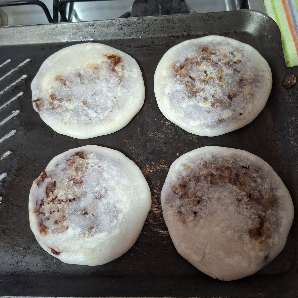 La que duerme 💛 tweet media