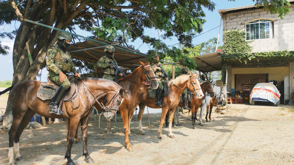 𝑬𝒋𝒆́𝒓𝒄𝒊𝒕𝒐 𝒓𝒆𝒇𝒖𝒆𝒓𝒛𝒂 𝒄𝒐𝒏𝒕𝒓𝒐𝒍 𝒄𝒐𝒏 𝒑𝒂𝒕𝒓𝒖𝒍𝒍𝒂𝒋𝒆𝒔 𝒉𝒊𝒑𝒐𝒎𝒐́𝒗𝒊𝒍𝒆𝒔 𝒑𝒆𝒓𝒎𝒂𝒏𝒆𝒏𝒕𝒆𝒔 𝒆𝒏 𝒍𝒂 𝒇𝒓𝒐𝒏𝒕𝒆𝒓𝒂 𝒔𝒖𝒓

El Ejército Ecuatoriano intensifica su presencia en la frontera sur mediante patrullajes hipomóviles permanentes y