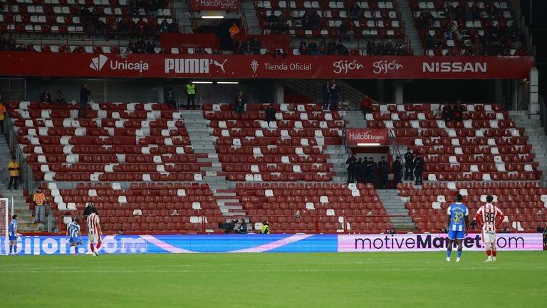 UltrasPresent's tweet photo. La grada de Ultra Boys 🔴⚪️ vacia en modo de protesta.

(El club priorizo lo económico poniendo el partido de ayuda al club antes que la fidelidad de su gente… ) 

Ultra Boys estuvo fuera viendo el partido y animando cómo llevan desde 1981.

Real Sporting de Gijón - Depor. https://t.co/kkpDO8iyT6