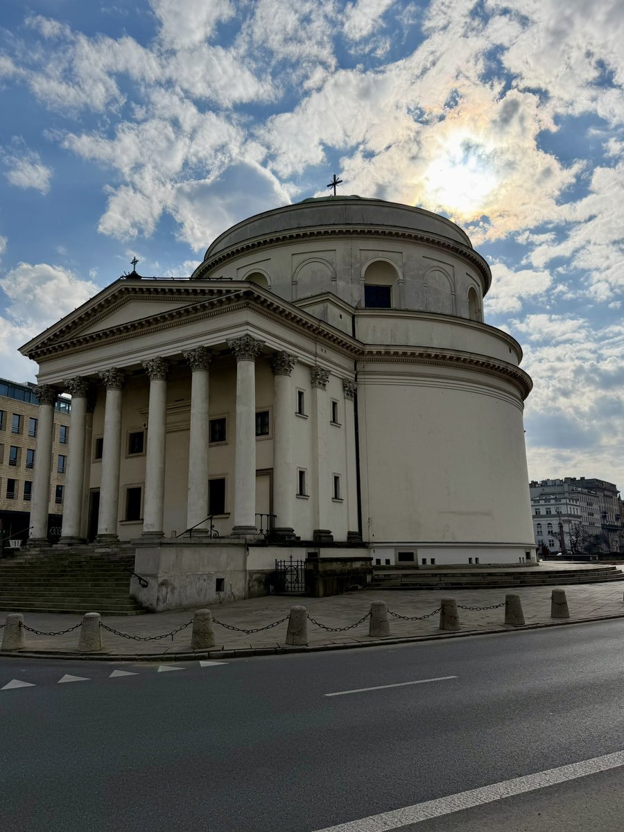 St. Alexander’s Church, right in the heart of the city on Plac Trzech Krzyży. Built between 1818 and 1825 in a neoclassical rotunda style inspired by the Pantheon, it was dedicated to Tsar Alexander I after he granted a constitution to Congress #Warsaw #iriva93 #aroundpoland🇵🇱