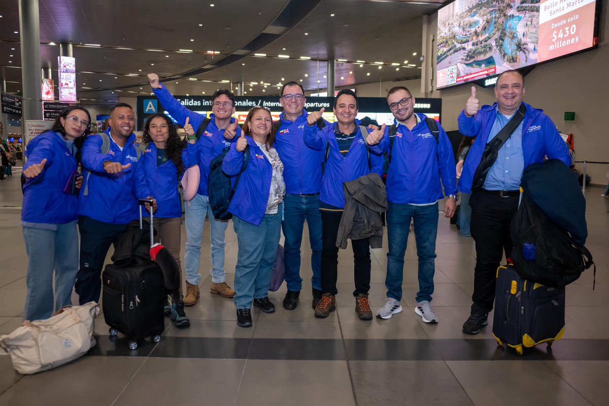 Ministerio_TIC's tweet photo. Hoy despega un sueño! ✈️🇨🇴 11 de nuestros mejores docentes de #ColombiaPrograma inician su misión académica *“Visita al Código Fuente”*
en Londres. 🇬🇧💻

Es mucho más que un viaje, es una apuesta por el futuro de nuestras aulas. Porque tenemos una convicción: *“Cuando un docente aprende, un país avanza”*. 🚀✨

@Ministerio_TIC @MinEducacion @britishcouncil