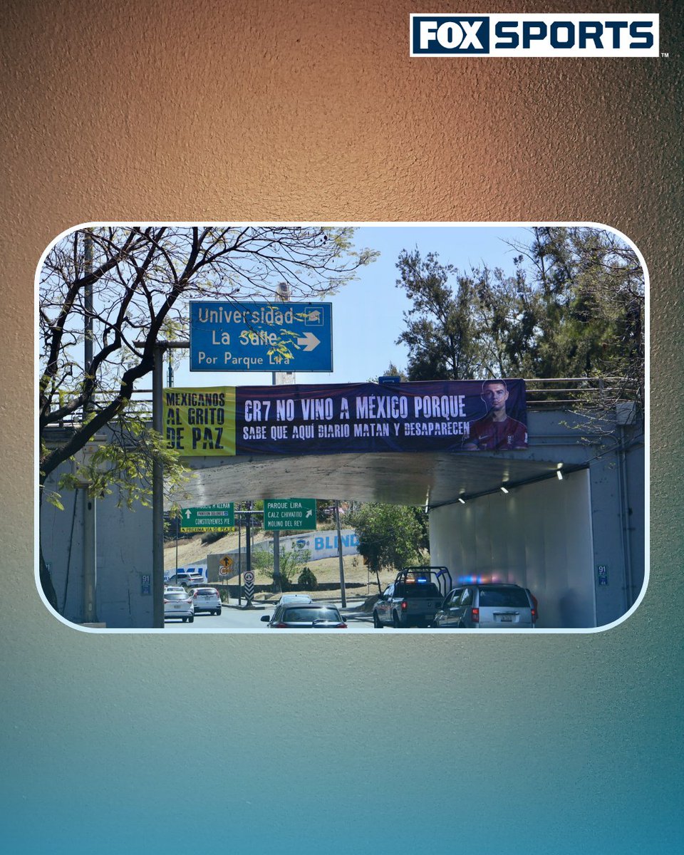 ⚠️'CR7 NO VINO A MÉXICO PORQUE SABE QUE AQUÍ DIARIO MATAN Y DESAPARECEN'🇲🇽🇵🇹

📸En varios puntos de la Ciudad de México, en el marco del amistoso entre México y Portugal, la Organización no gubernamental (ONG) 'Mexicanos al Grito de Paz' colgó mensajes e hizo un llamado de