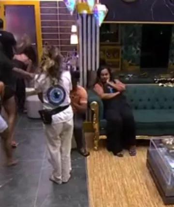 RSouff21683's tweet photo. A roupa da Ana do closet do mercado livre.
Samira alguns minutos depois.
Samira, a que só usa shortinho e mini saia. até as jogadas de cabelo ela começou a fazer https://t.co/zj6iR9ghe1