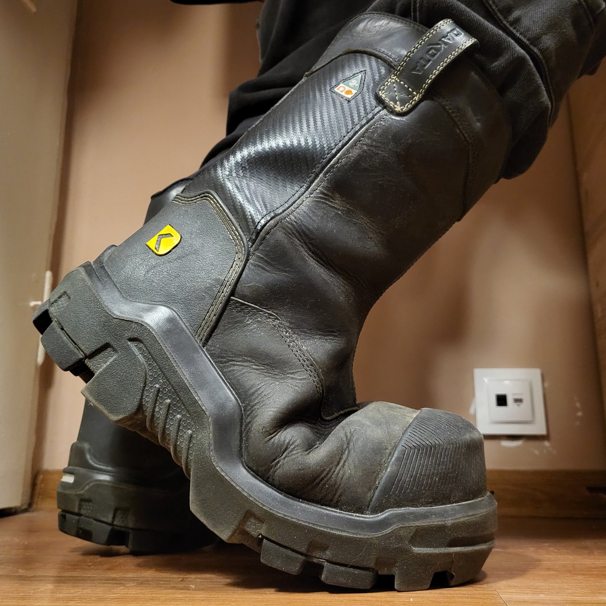 Metal_Crush_'s tweet image. So big. So heavy. So flexible.

#boots #workboots #footwear
#workshoes #shoes