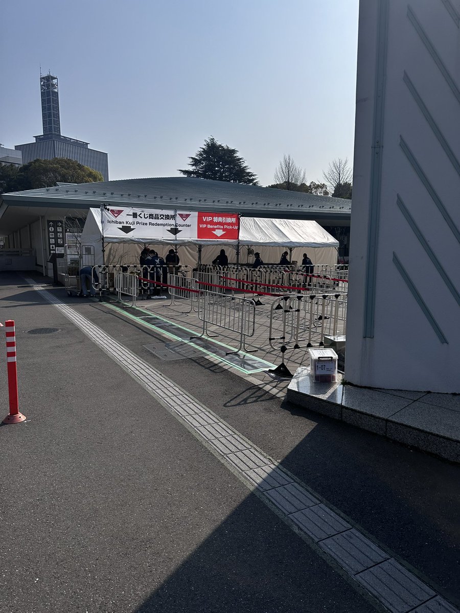 kondomusan's tweet photo. 到着！
まだ並びはほぼ無し🤘
#LOVEBITES https://t.co/CQzPdRDdy5