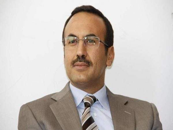 hedeel36's tweet photo. في بيان نعي مؤثر، عبّر أحمد علي عبدالله صالح، نائب رئيس المؤتمر الشعبي العام، عن بالغ الحزن والأسى في رحيل الأستاذ علي حمود زيد العصري، مشيدًا بمسيرته الحافلة بالعطاء في المجالين الإعلامي والرياضي، ومكانته كأحد الأصوات الوطنية الصادقة التي تركت أثرًا طيبًا في وجدان المجتمع.
بسم الله الرحمن الرحيم
الأخ العزيز محمد علي العصري،
وإخوانه
وإلى كافة آل العصري الكرام،
وإلى الأسرة الرياضية والإعلامية كافة،
ببالغ الحزن وعظيم الأسى، تلقينا نبأ وفاة المغفور له، بإذن الله تعالى، الأستاذ / علي حمود زيد العصري، الذي انتقل إلى جوار ربه بعد حياة حافلة بالعطاء والعمل والإخلاص.
لقد كان الفقيد رحمه الله واحدًا من الأصوات المخلصة في الساحة الرياضية، ورمزًا من رموز الإعلام الذين حملوا رسالتهم بكل صدق وأمانة، فكان حضوره مميزًا، وكلمته صادقة، وأثره باقياً في قلوب كل من عرفه واستمع إليه.
كما عُرف الفقيد بحبه الكبير لوطنه، ووفائه لقضاياه، حيث لم يكن مجرد معلق رياضي، بل كان صاحب موقف، جسّد من خلال صوته وإعلامه روح الانتماء، وعكس صورة مشرّفة للوطن، وظل وفيًا لمبادئه، مدافعًا عنها بإخلاص ونبل.
لقد كانت مسيرته عنوانًا للنضال المهني والالتزام الوطني، فكان مثالًا للإعلامي الذي يسخّر كلمته لخدمة مجتمعه ووطنه، تاركًا إرثًا طيبًا وسيرةً عطرة ستظل حاضرة في الذاكرة.
إن هذا المصاب الجلل لا يمس أسرته الكريمة فحسب، بل هو خسارة كبيرة للوطن، وللوسط الرياضي والإعلامي، الذي فقد أحد رجاله الأوفياء.
وإذ نعزيكم جميعًا في هذا المصاب الأليم، نسأل الله العلي القدير أن يتغمد الفقيد بواسع رحمته، وأن يسكنه فسيح جناته، ويُلهمكم الصبر والسلوان.
إنا لله وإنا إليه راجعون
أخوكم/ أحمد علي عبدالله صالح
نائب رئيس المؤتمر الشعبي العام