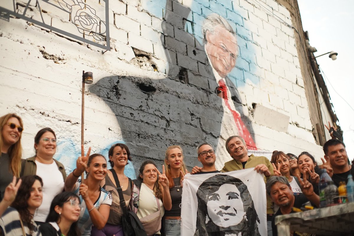 LaCampora_CABA's tweet photo. SI LO BORRAN 20 VECES, 20 VECES LO VOLVEREMOS A PINTAR

En la madrugada del 24 de marzo, a 50 años del golpe, @jorgemacri mandó a la policía a custodiar a quienes borraron el mural de Néstor en el Barrio Padre Carlos Mugica, quienes también arrancaron el cuadro de Evita. https://t.co/SZ0jLSFppI