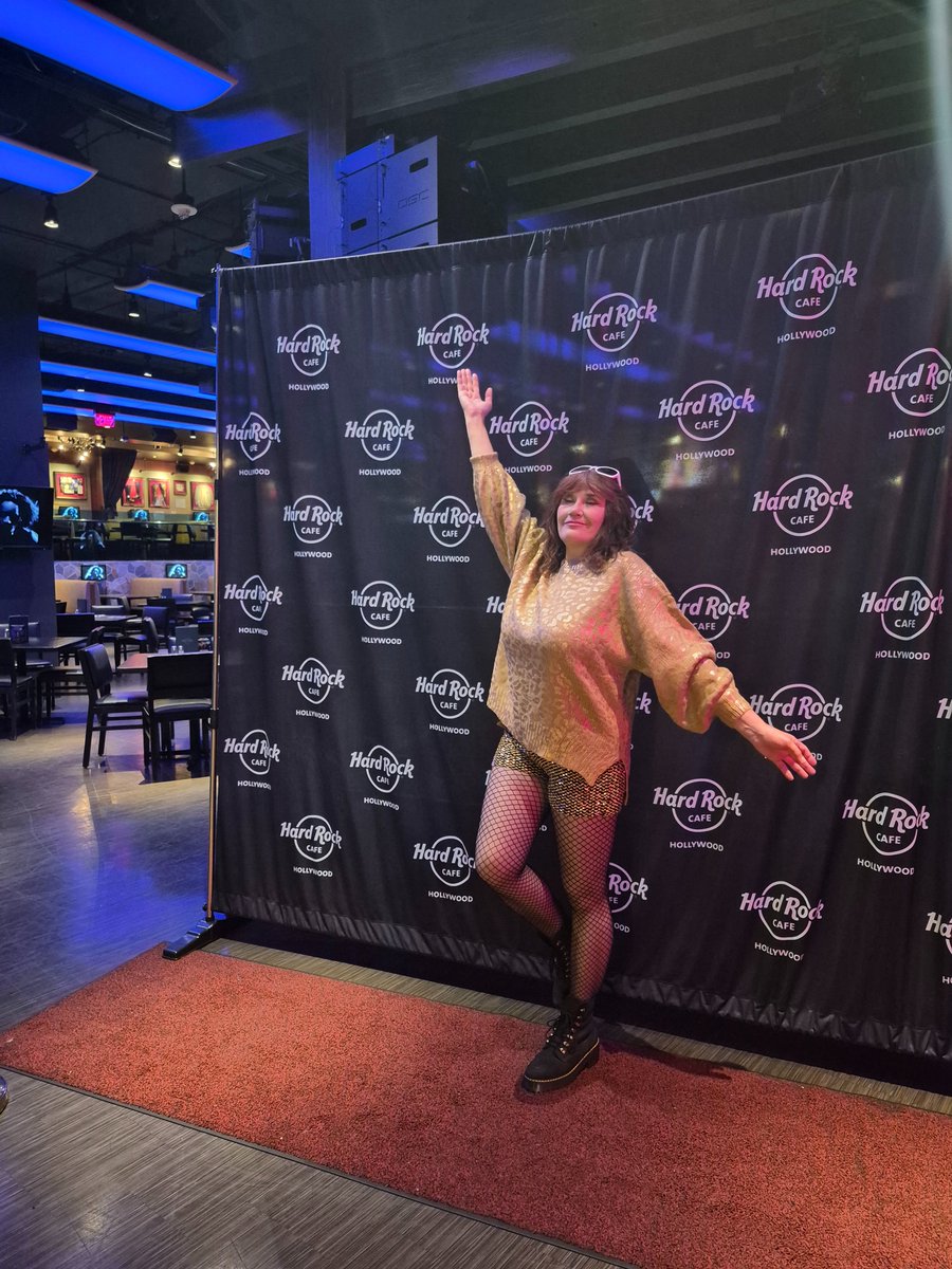 olyasongs's tweet photo. Post show photos at the Hard Rock Cafe, Hollywood 

#California 
#LosAngeles
#Celebrity
#Glamorous 
#Famous
#RockandRoll 
#songwriter
#singersongwriter https://t.co/KejOmdFEom