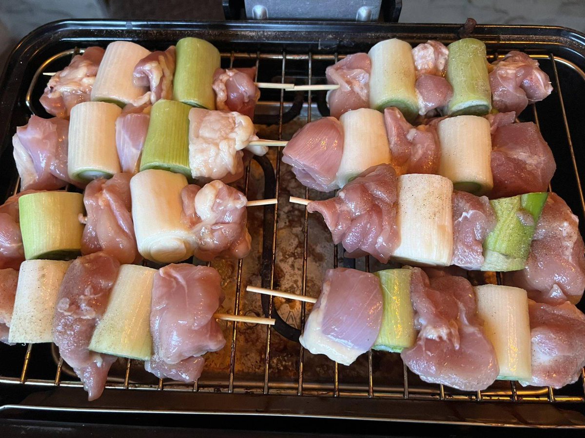 FillyWithForm's tweet photo. Today my friends and I made grilled chicken skewers 😊 We got chicken hearts, skin, gizzards, livers, and drumsticks from a local farm down near Half Moon Bay and picked everything up ourselves. Fresh meat just tastes good however you cook it, right? https://t.co/mkY9cOqR4q