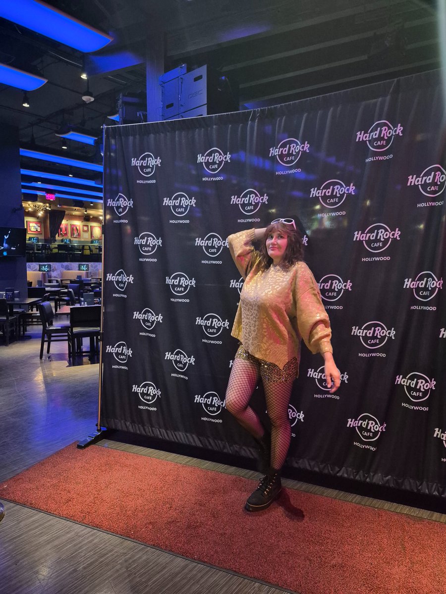 olyasongs's tweet photo. Post show photos at the Hard Rock Cafe, Hollywood 

#California 
#LosAngeles
#Celebrity
#Glamorous 
#Famous
#RockandRoll 
#songwriter
#singersongwriter https://t.co/KejOmdFEom