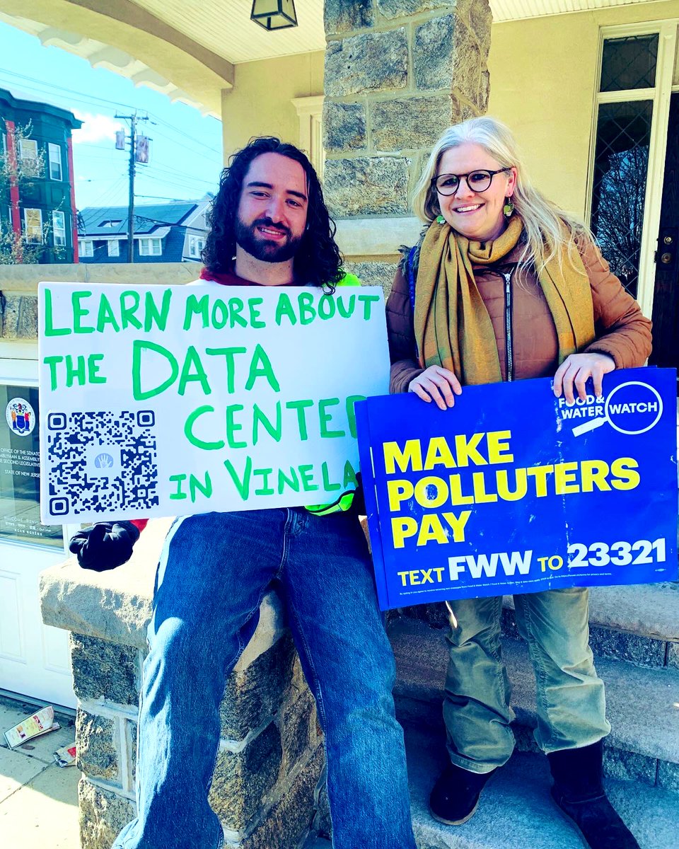 delany_kate's tweet image. Members of @JerseyDemocrats attended the amazing machine-free No Kings rally in AC organized by @ElPuebloUnidoAC, AC Indivisible and AC NAACP. A really great activist and community centered event w powerful youth organizers speaking including Larry Garrity of Sustain SJ 👏👏