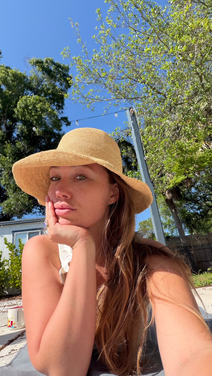 robbi_1024's tweet image. Miami sun on my skin, hat on my head, and a deep breath in my heart.
Sometimes the best response is just choosing peace. ☀️🌴
#MiamiVibes #SunshineState