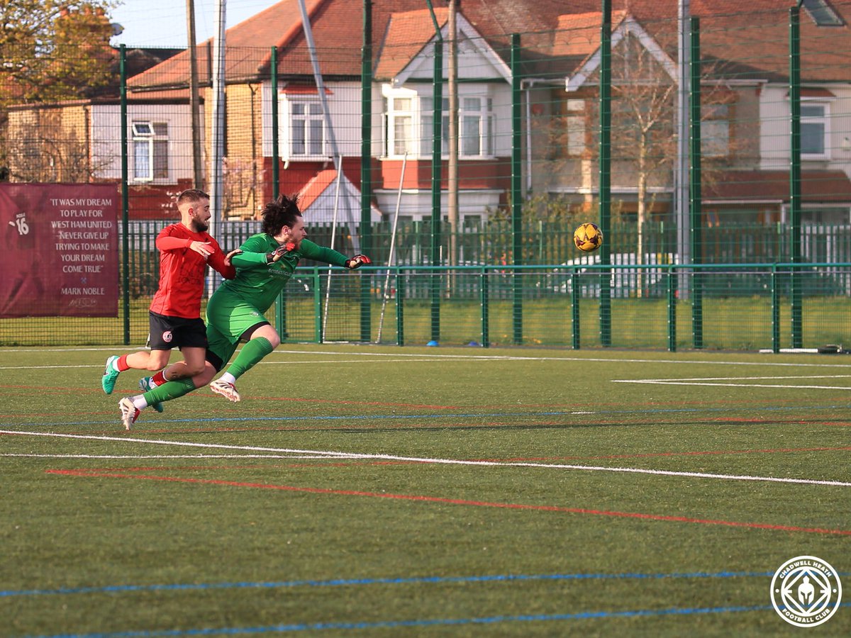 CH_SpartansFC's tweet image. G O A L from ⁦@BillyGipp⁩ 

Billy gets there before the Waltham Forest Borough FC keeper to slot the ball passed him to make it 3-0 to the #Spartans in the Semi Final of the Fenton Cup today.

#nonleagueday #nonleaguefootball