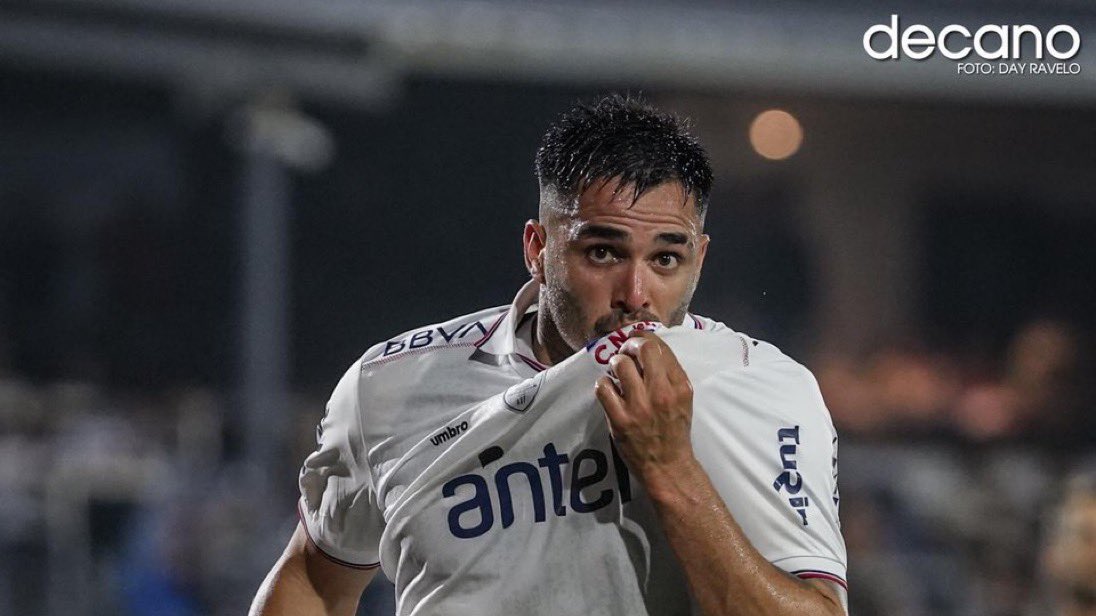 2en4dias's tweet photo. GANÓ #NACIONAL 3-2. En un partido chivo, con una cancha difícil, y que empezó perdiendo, gracias a la actuación de Maxi #Gomez en el primer tiempo lo dio vuelta.
Torque manejó la pelota. Nacho #Suarez tuvo un ATAJADON en la hora que valió 3 puntos. #Bais sufrió mucho el partido. https://t.co/bfNBt6HmHU