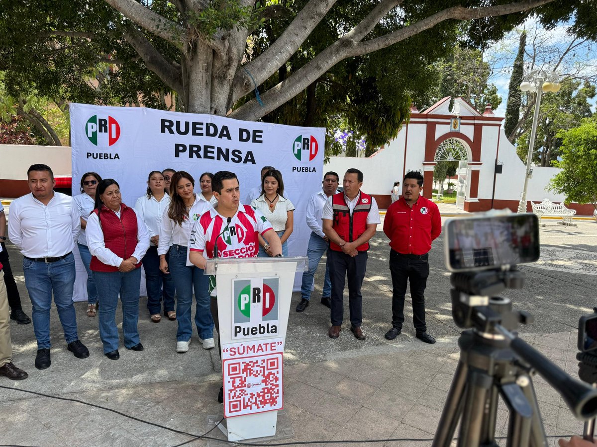 LorenzoRiveraN's tweet photo. En #Coxcatlán, junto a la familia priista, llevamos a cabo una rueda de prensa en el zócalo con la presidenta @xitlalicceja, donde destacamos que los gobiernos del PRI se distinguen por dar resultados.

Agradezco la anfitrionía y las atenciones de mi amigo Camerino Montalvo, primer priista del municipio.

Seguiremos trabajando con firmeza, cercanía y compromiso por el bienestar de nuestra gente. #FuerzayUnidadPRI