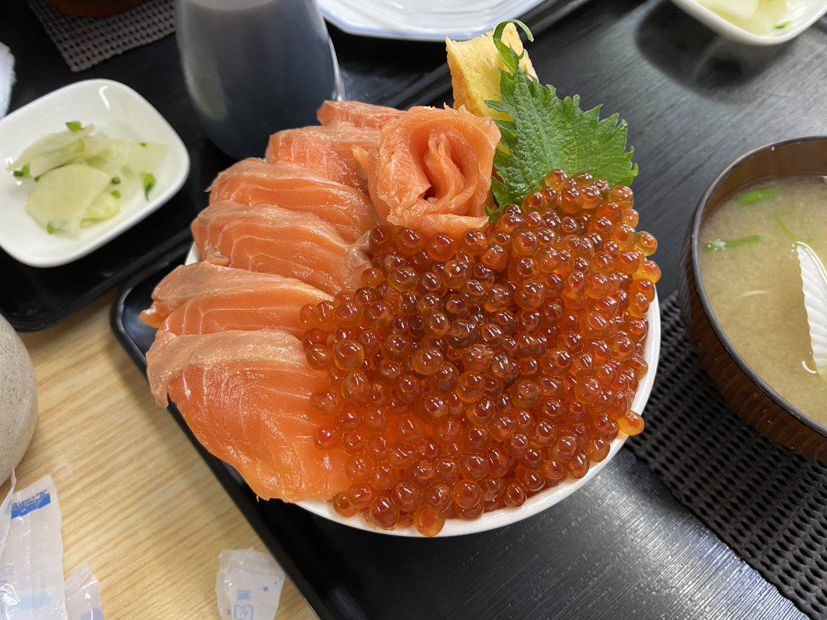 maruhan_s's tweet photo. こんにちは 相模原店のたかはしです😋

 このアカウントの投稿を見てるとみんな旅行など遠出をしていてうらやましいなと思いみています笑

  (写真は北海道に行った際のご飯の写真です！これ以外もイクラをたくさん食べて痛風になるくらい食べるという目標を達成できま��た笑) https://t.co/VzbvrcafHn