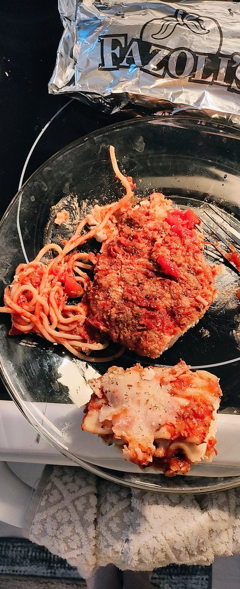pegleggedmonkey's tweet photo. @Fazolis  I’m sorry but what happened here?? $30 for a Classic Sampler and Chicken Parm and this is what we got. Portions are half what they used to be and the chicken is tiny. This is not it.😞 Absolutely Ridiculous!! https://t.co/PVBvxQEzUx