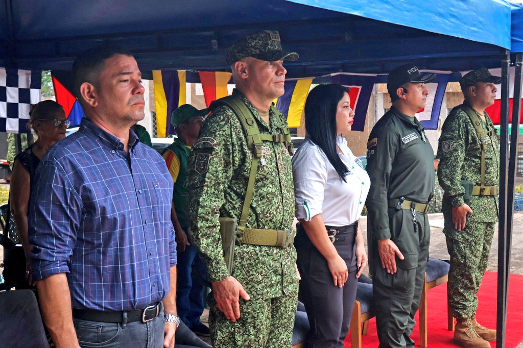 FNO_ArmadaCol's tweet photo. En #Vichada, @Ejercito_Div8, @ArmadaColombia, #GAORI @FuerzaAereaCol y @PoliciaVichada unen sus capacidades para que esta temporada se viva con tranquilidad, prevención y esperanza.
#ViajeSeguro #PlanAcorazado https://t.co/VXUF7jQiLq