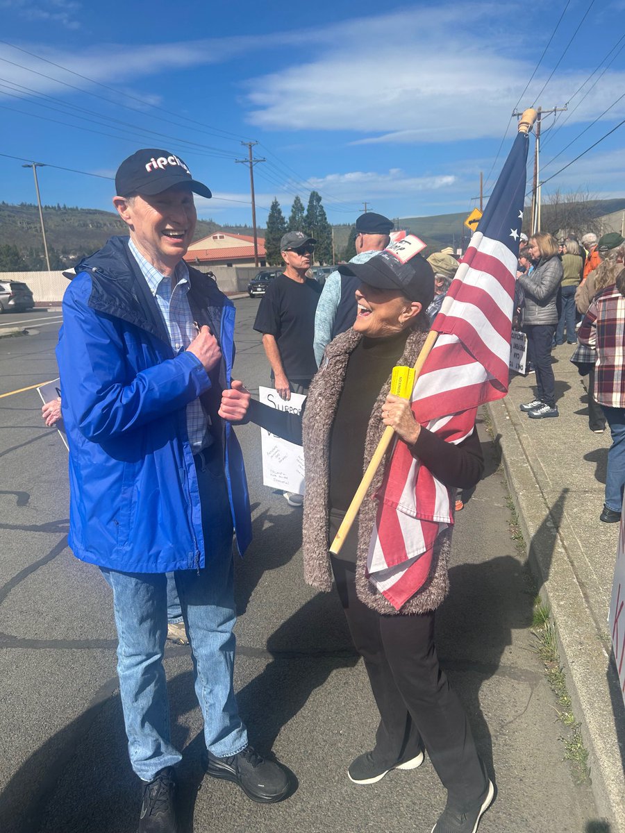 Ron Wyden tweet media