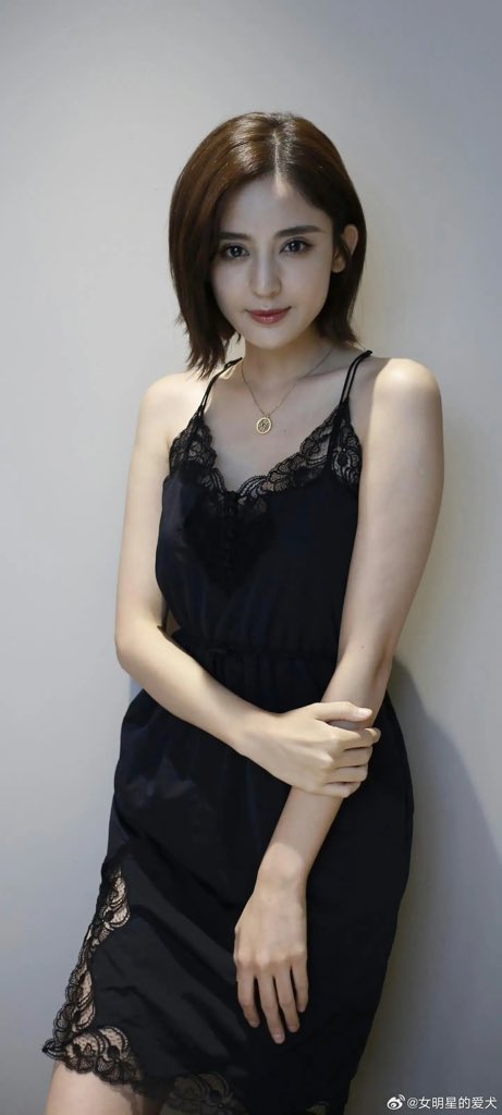 有一种杀伤力叫“古力娜扎的黑色吊带”，这肩颈线，谁看了不迷糊？ https://t.co/scB8pFHjkH