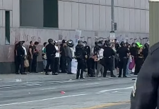 BNC_BREAKING's tweet image. BREAKING: 🚨 LAPD conducts dozens of arrests after an Unlawful Assembly is declared outside the Metropolitan Detention Center in Los Angeles, California. #BREAKING #BREAKINGNEWS #RIOT #ICE #PROTEST