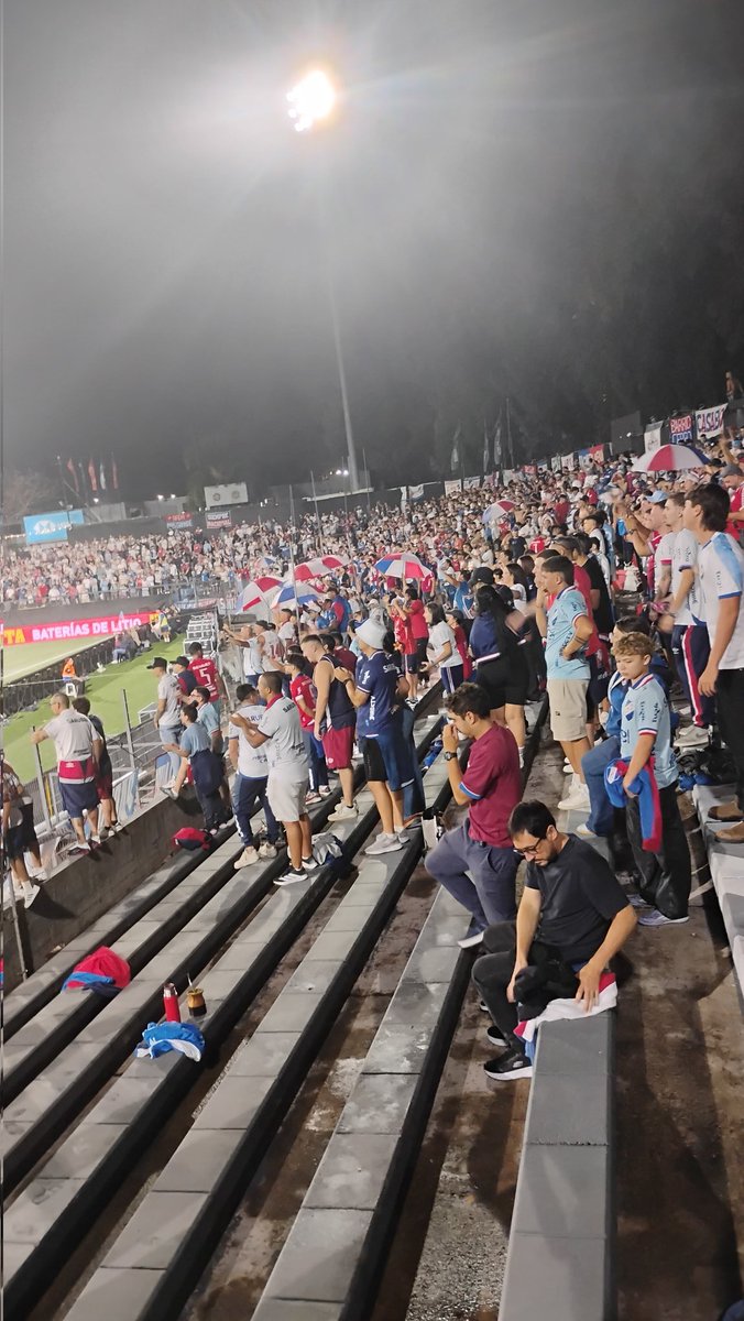 Ganaaamo! 3 puntos a casa y a otra cosa 🔵⚪🔴

No vamos a decir que no se sufrió... Nos cagaron a pelotazos los primeros 25 min y todo el 2T, cancha con pasto sintético, difícil, pero era un partido que había que ganar así, aguantando como sea!

Una ráfaga de 3 goles y victoria