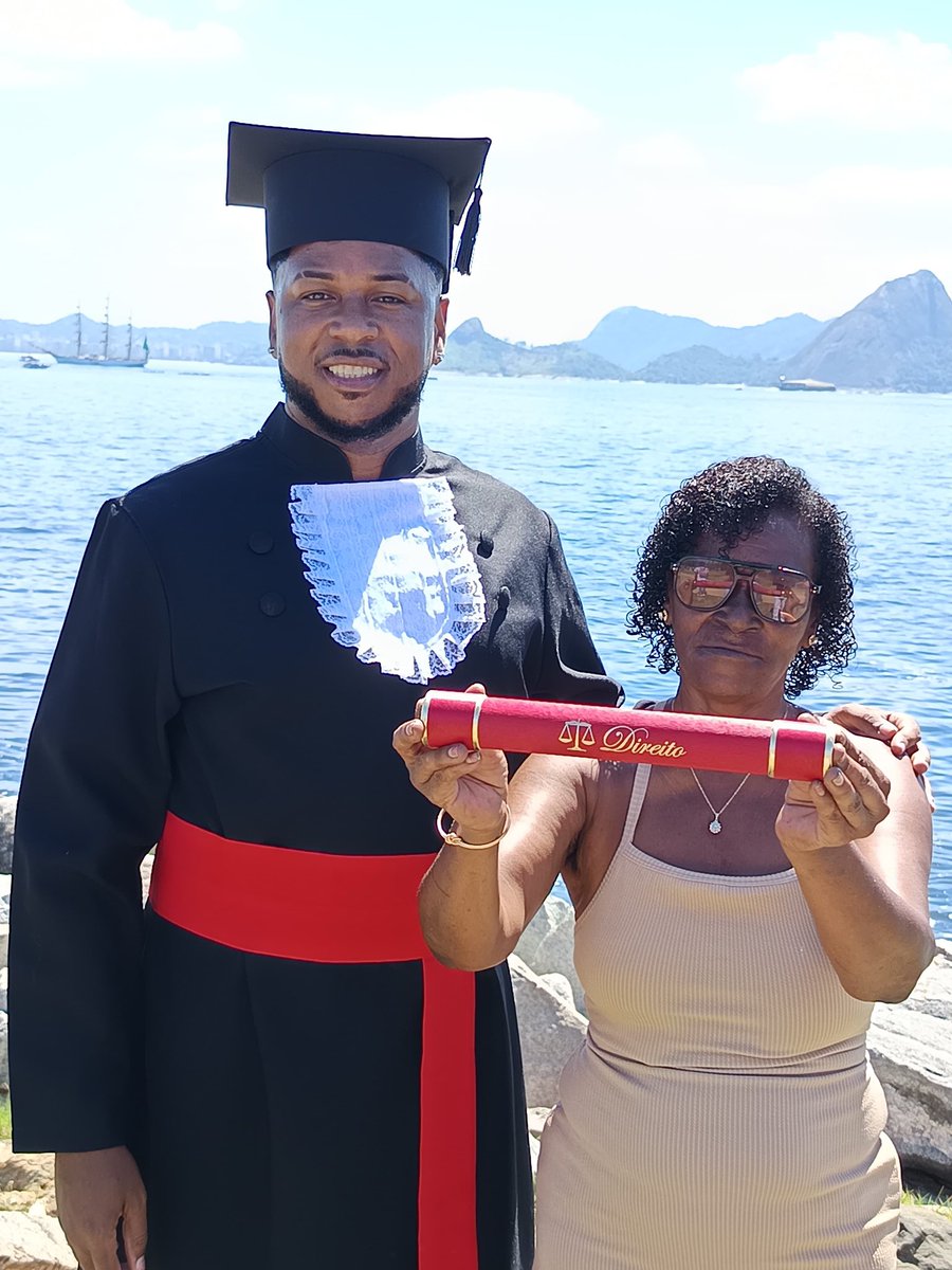 Sim, mais um negro se ascende a sociedade como formado.
Tenho muito que comemorar, só nós sabemos o peso que trazemos em nossa alma, jurei a mim mesmo e aos meus ancestrais que nunca iria desistir, formado e pronto para trazer muitos outros comigo.
O navio negreiro nunca mais!
