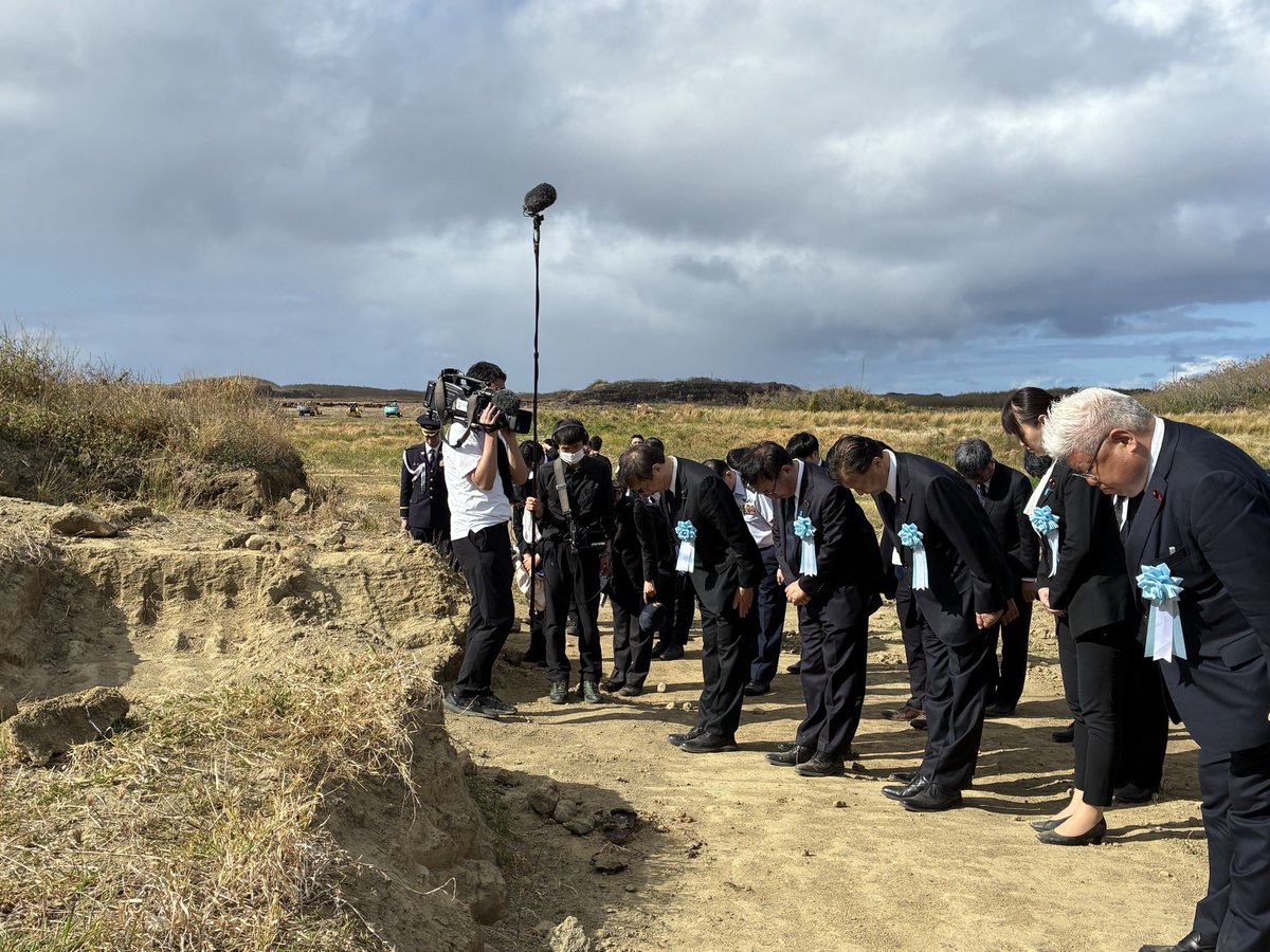 Ueno_Kenichiro's tweet photo. 硫黄島での日米硫黄島戦没者合同慰霊追悼式典に出席させて頂き、遺骨収集の現場も視察させて頂きました。

2万人もの命がなくなった過酷な環境下での戦い。筆舌に尽くしがたい悲しみにとらわれます。

戦いを経験された101歳と99歳の元海兵隊員の方にもお会いしました。恩讐を超えて戦った両国が合同の式を行える事は世界にも例をみない事です。日米の硫黄島協会はじめご関係の皆さまに敬意を表します。

遺骨収集を所管する厚労省としてもこれからも全力で取り組んで参ります。

#上野賢一郎　#硫黄島
